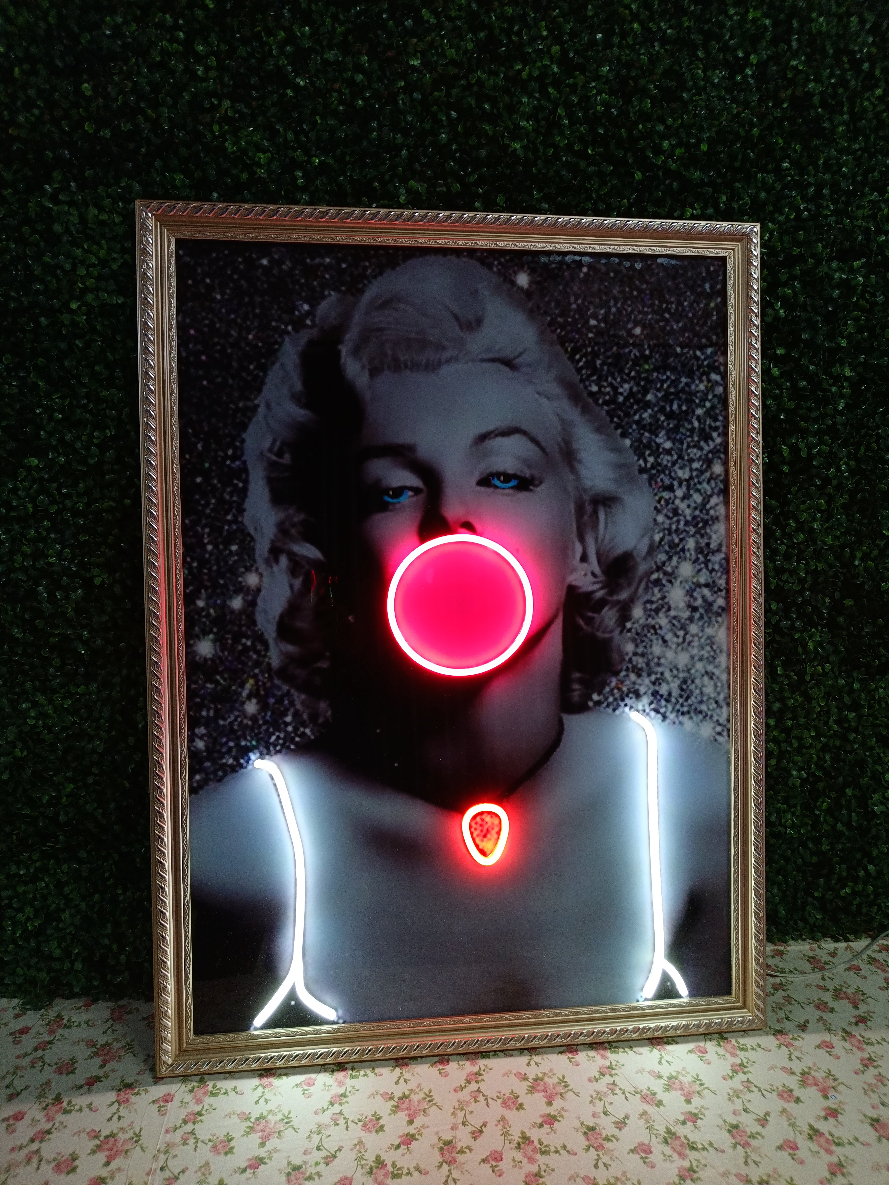 Marilyn Monroe Blowing Bubble Neon Sign