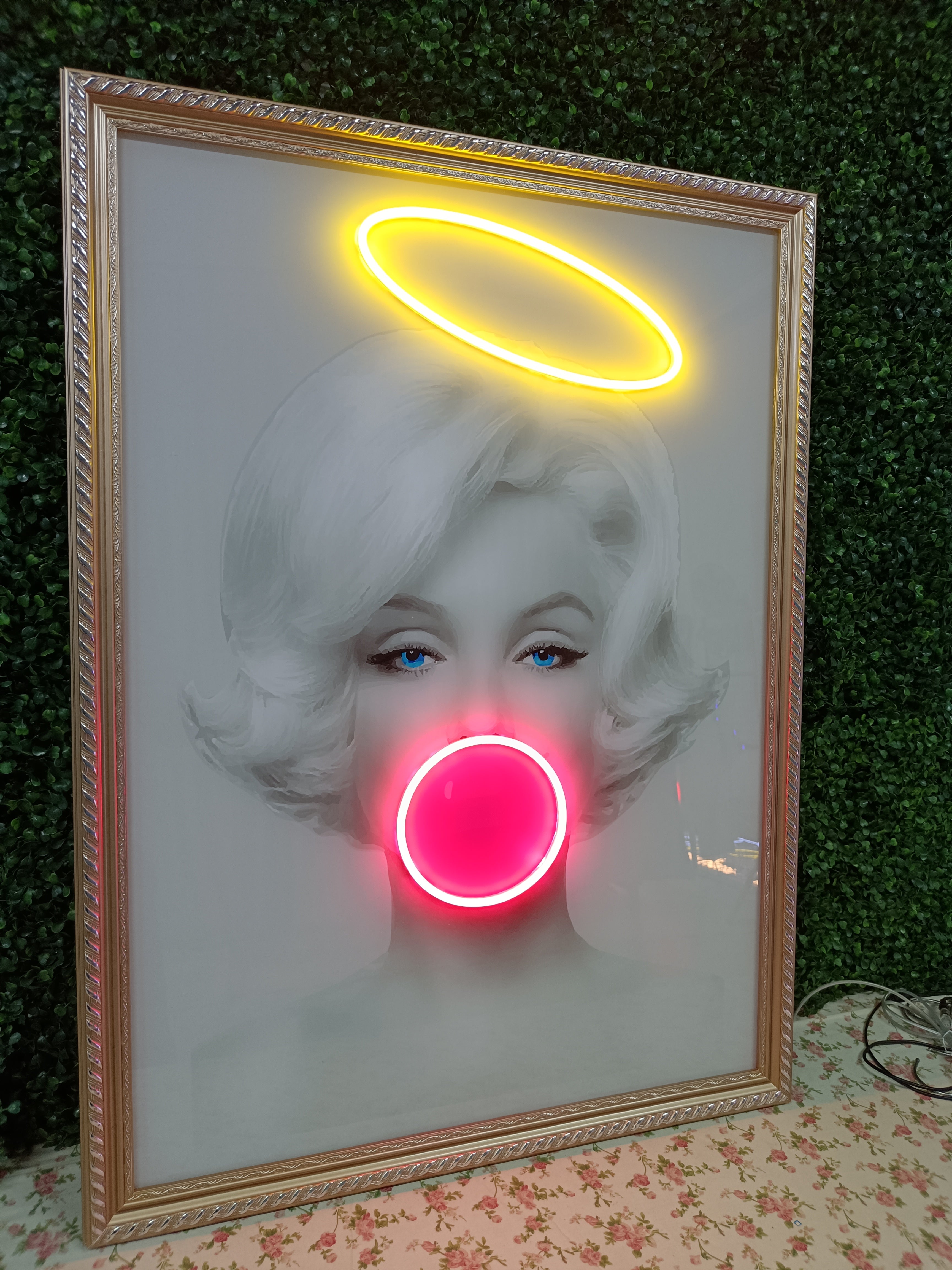 Marilyn Monroe con un signo de neón de Halo Angel