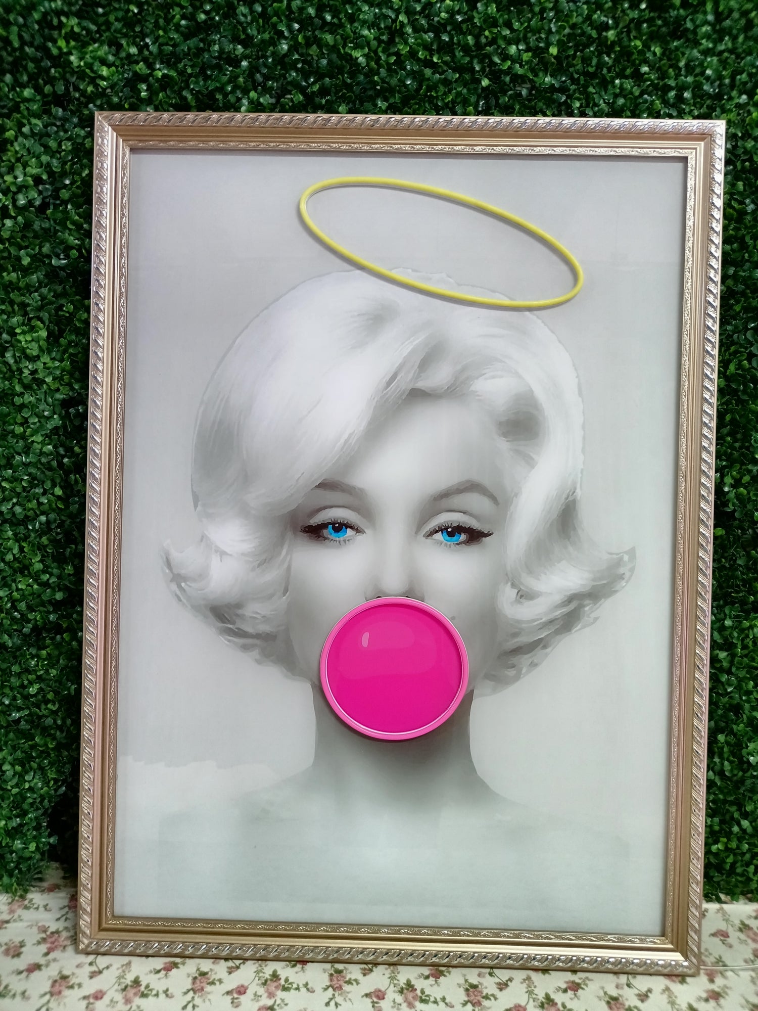 Marilyn Monroe con un signo de neón de Halo Angel