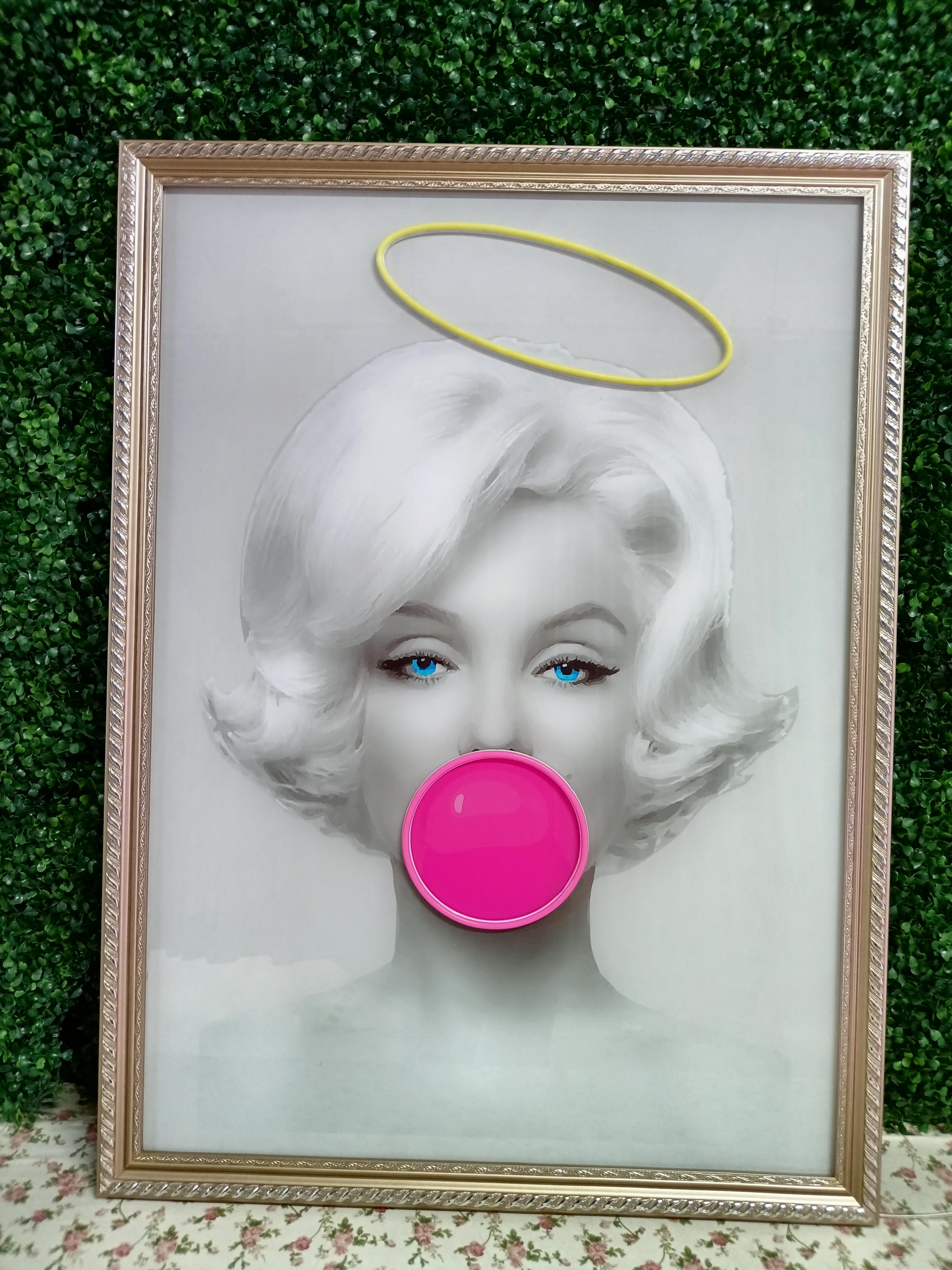 Marilyn Monroe con un signo de neón de Halo Angel